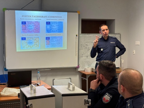 Wykładowca w czasie zajęć prezentujący system tachografu cyfrowego.