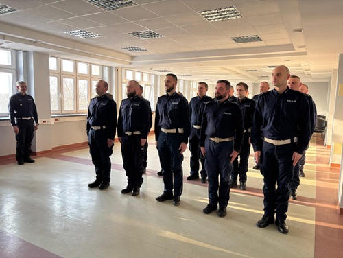 Policjanci ruchu drogowego stojący na auli podczas inauguracji szkolenia.