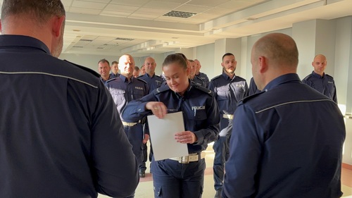 Policjanci ruchu drogowego otrzymujący świadectwa ukończenia szkolenia.