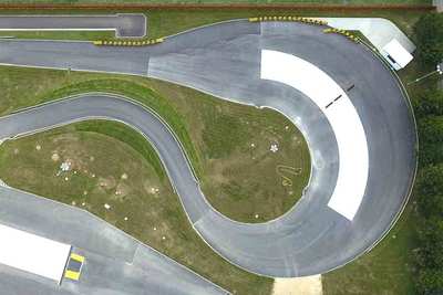 Widok z góry na infrastrukturę Ośrodka Doskonalenia Techniki Jazdy w Sieradzu.