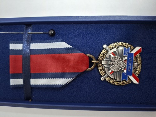 Na zdjęciu widoczny jest medal, który otrzymał Pan Piotr Żywica.