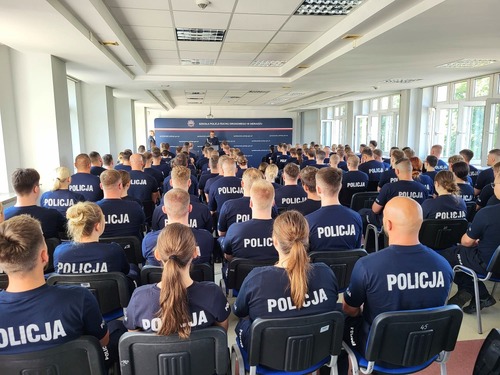 Na zdjęciu widoczni są funkcjonariusze podczas zakończenia szkolenia zawodowego.