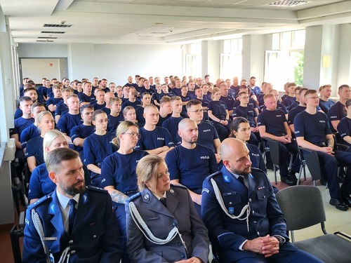 Na zdjęciu widoczna jest kadra Szkoły Policji Ruchu Drogowego wraz ze słuchaczami w trakcie uroczystości zakończenia kursu.
