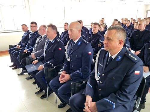 Na zdjęciu widoczna jest kadra Szkoły Policji Ruchu Drogowego podczas uroczystości zakończenia kursu.