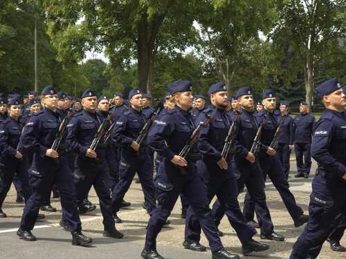Na zdjęciu widoczna jest kompania honorowa złożona ze słuchaczy Szkoły Policji Ruchu Drogowego w Sieradzu