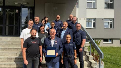 Na tym zdjęciu widoczni są funkcjonariusze oraz pracownicy Szkoły Policji Ruchu Drogowego w Sieradzu wraz z Panem Piotrem  Żywicą