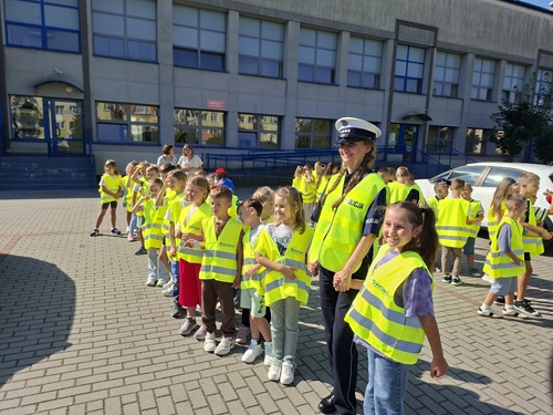 Na zdjęciu widoczna grupa dzieci wraz z policjantką