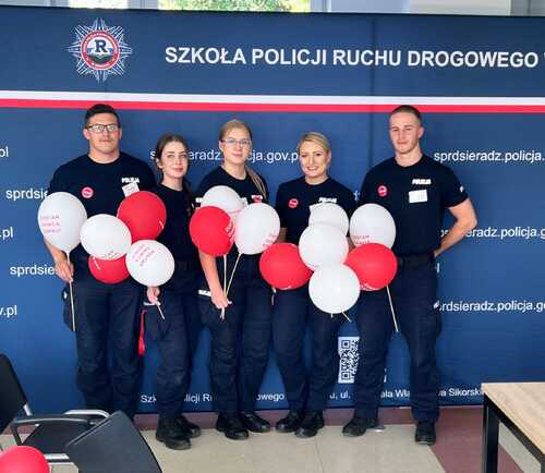 Na zdjęciu widoczni są słuchacze szkolenia zawodowego podstawowego Szkoły Policji Ruchu Drogowego w Sieradzu podczas przeprowadzanej akcji DKMS.