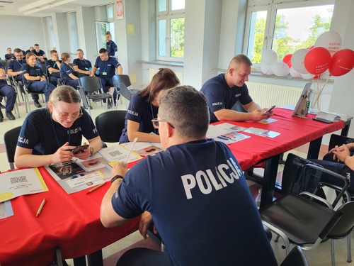 Na zdjęciu widoczni są słuchacze szkolenia zawodowego podstawowego Szkoły Policji Ruchu Drogowego w Sieradzu podczas przeprowadzanej akcji DKMS.