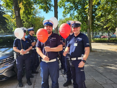 Na zdjęciu widoczni są słuchacze kursu specjalistycznego w zakresie ruchu drogowego Szkoły Policji Ruchu Drogowego w Sieradzu podczas przeprowadzanej akcji DKMS.