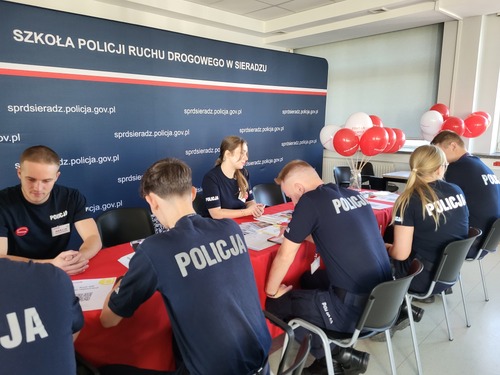 Na zdjęciu widoczni są słuchacze szkolenia zawodowego podstawowego Szkoły Policji Ruchu Drogowego w Sieradzu podczas przeprowadzanej akcji DKMS.