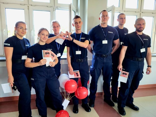 Na zdjęciu widoczni są słuchacze szkolenia zawodowego podstawowego Szkoły Policji Ruchu Drogowego w Sieradzu podczas przeprowadzanej akcji DKMS.