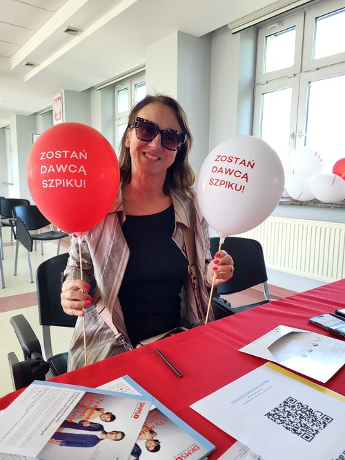 Na zdjęciu widoczna jest Pani Anna Dąbrowska, ekspert Wydziału Edukacji Historycznej Gabinetu Komendanta Głównego Policji, która również wzięła udział w akcji DKMS na terenie  Szkoły Policji Ruchu Drogowego w Sieradzu.