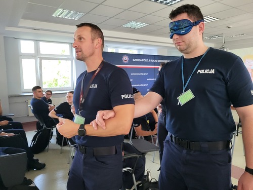 Na zdjęciu widoczni słuchacze podczas warsztatów z kontaktu z osobami z dysfunkcją wzroku
