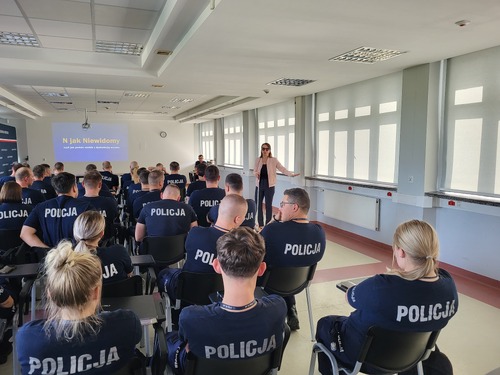 Na zdjęciu widoczni słuchacze podczas warsztatów z kontaktu z osobami z dysfunkcją wzroku