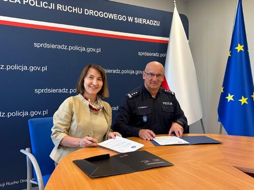 Na zdjęciu widoczny Komendant Szkoły Policji Ruchu Drogowego w Sieradzu inspektor Maciej Marciniak oraz przedstawicielka firmy CYBID Pani Renata Bułka podczas podpisywania porozumienia.