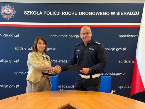 Na zdjęciu widoczny Komendant Szkoły Policji Ruchu Drogowego w Sieradzu inspektor Maciej Marciniak oraz przedstawicielka firmy CYBID Pani Renata Bułka po podpisaniu porozumienia.