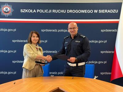 Na zdjęciu widoczny Komendant Szkoły Policji Ruchu Drogowego w Sieradzu inspektor Maciej Marciniak oraz przedstawicielka firmy CYBID Pani Renata Bułka po podpisaniu porozumienia.