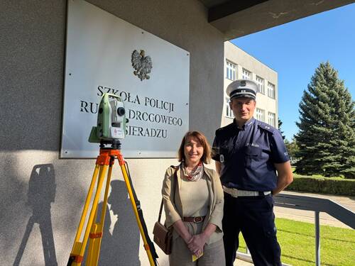 Na zdjęciu widoczny Wykładowca Zakładu Ruchu Drogowego Szkoły Policji Ruchu Drogowego w Sieradzu podkomisarz Kamil Jaśkowiak oraz przedstawicielka firmy CYBID Pani Renata Bułka.