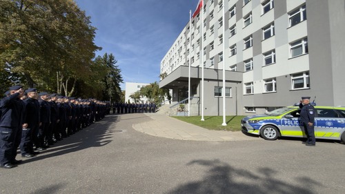 na zdjęciu widoczni są funkcjonariusze Policji oddający hołd