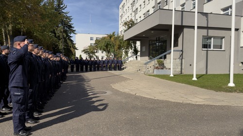 na zdjęciu widoczni są funkcjonariusze oddający hołd