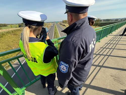Na zdjęciu widoczni funkcjonariusze podczas szkolenia z zakresu obsługi ręcznych mierników prędkości.