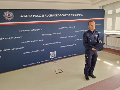 Na zdjęciu widoczna uroczystość zakończenia kursu specjalistycznego w zakresie ruchu drogowego