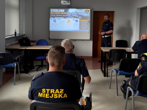 na zdjęciu widoczny jest wykładowca Szkoły Policji Ruchu Drogowego w Sieradzu podczas wykładów z funkcjonariuszami Straży Miejskiej w Sieradzu