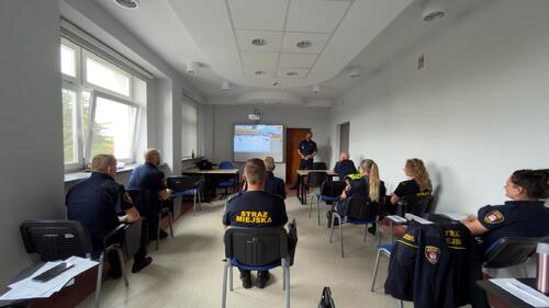 na zdjęciu widoczny jest wykładowca Szkoły Policji Ruchu Drogowego w Sieradzu podczas wykładów z funkcjonariuszami Straży Miejskiej w Sieradzu