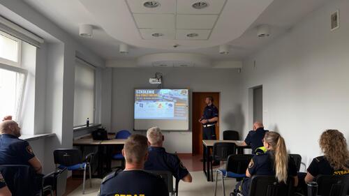 na zdjęciu widoczny jest wykładowca Szkoły Policji Ruchu Drogowego w Sieradzu podczas wykładów z funkcjonariuszami Straży Miejskiej w Sieradzu