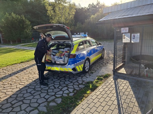 Na zdjęciu widoczni funkcjonariusze podczas akcji związanej z przekazaniem darów dla bezdomnych psów i kotów ze Schroniska Funny Pets w Czartkach