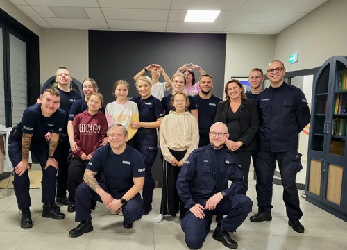 Na zdjęciu widoczni słuchacze Szkoły Policji Ruchu Drogowego w Sieradzu wraz z podopiecznymi Placówki Opiekuńczo-Wychowawczej w Sieradzu.