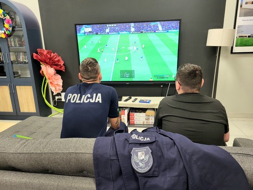 Na zdjęciu widoczni słuchacze Szkoły Policji Ruchu Drogowego w Sieradzu wraz z podopiecznymi Placówki Opiekuńczo-Wychowawczej w Sieradzu.